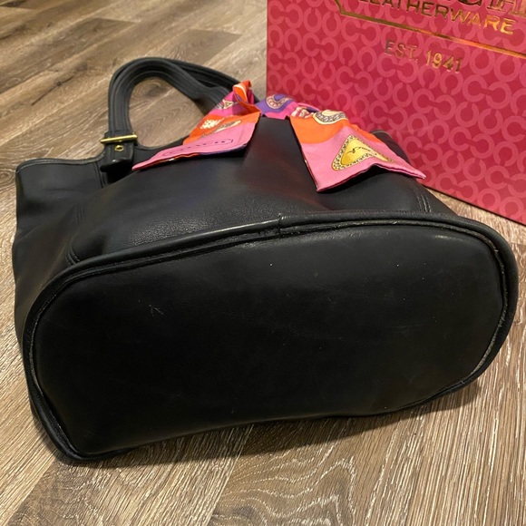 Vintage coach tote bag with coach accent scarf - Picture 4 of 8
